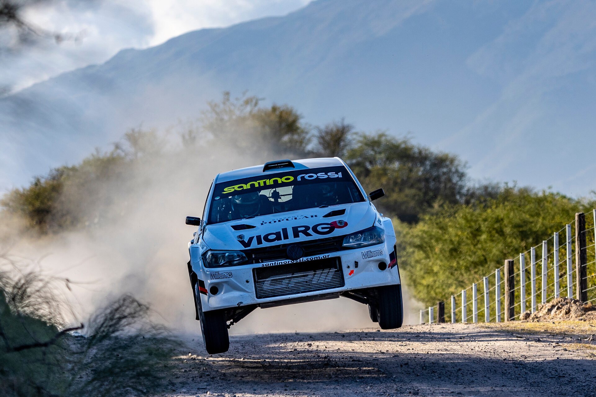 VW Polo Maxi Rally de Santino Rossi en plena competencia