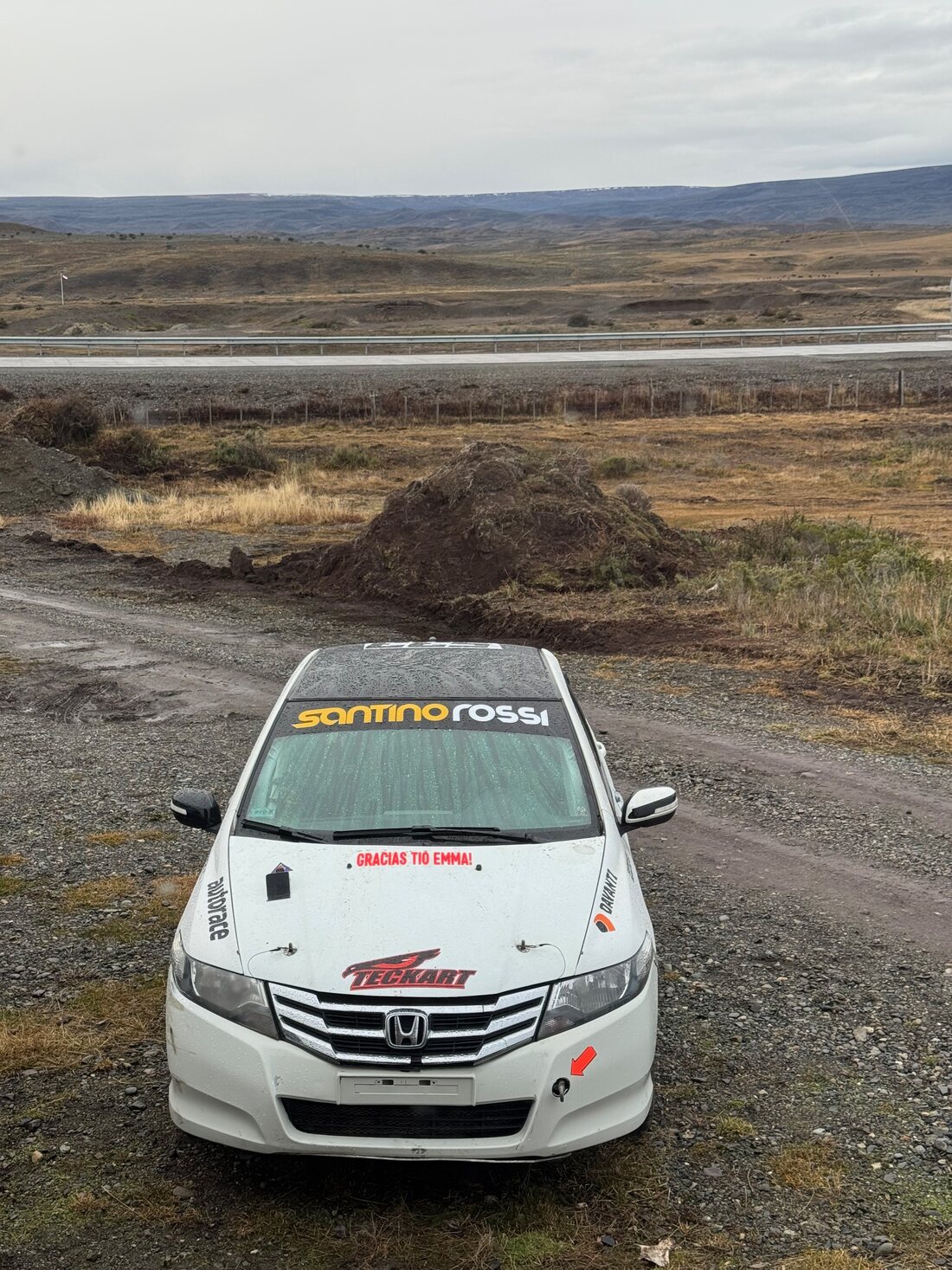 El auto de Santino en la estepa patagónica