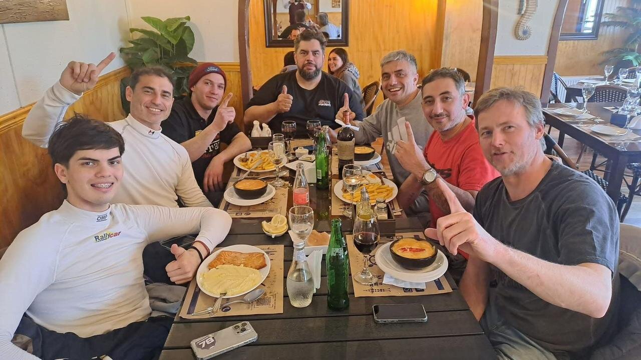 Santino y el equipo festejando el resultado
