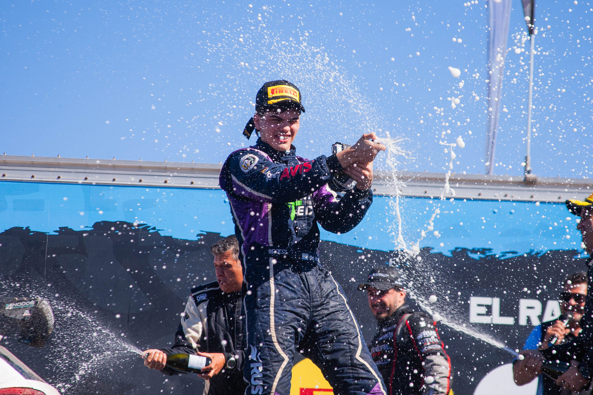 Santino Rossi festejando en el podio