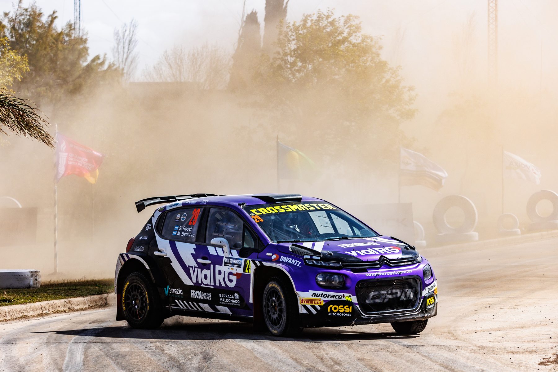 El Citroen C3 Rally2 entre el polvo del superespecial