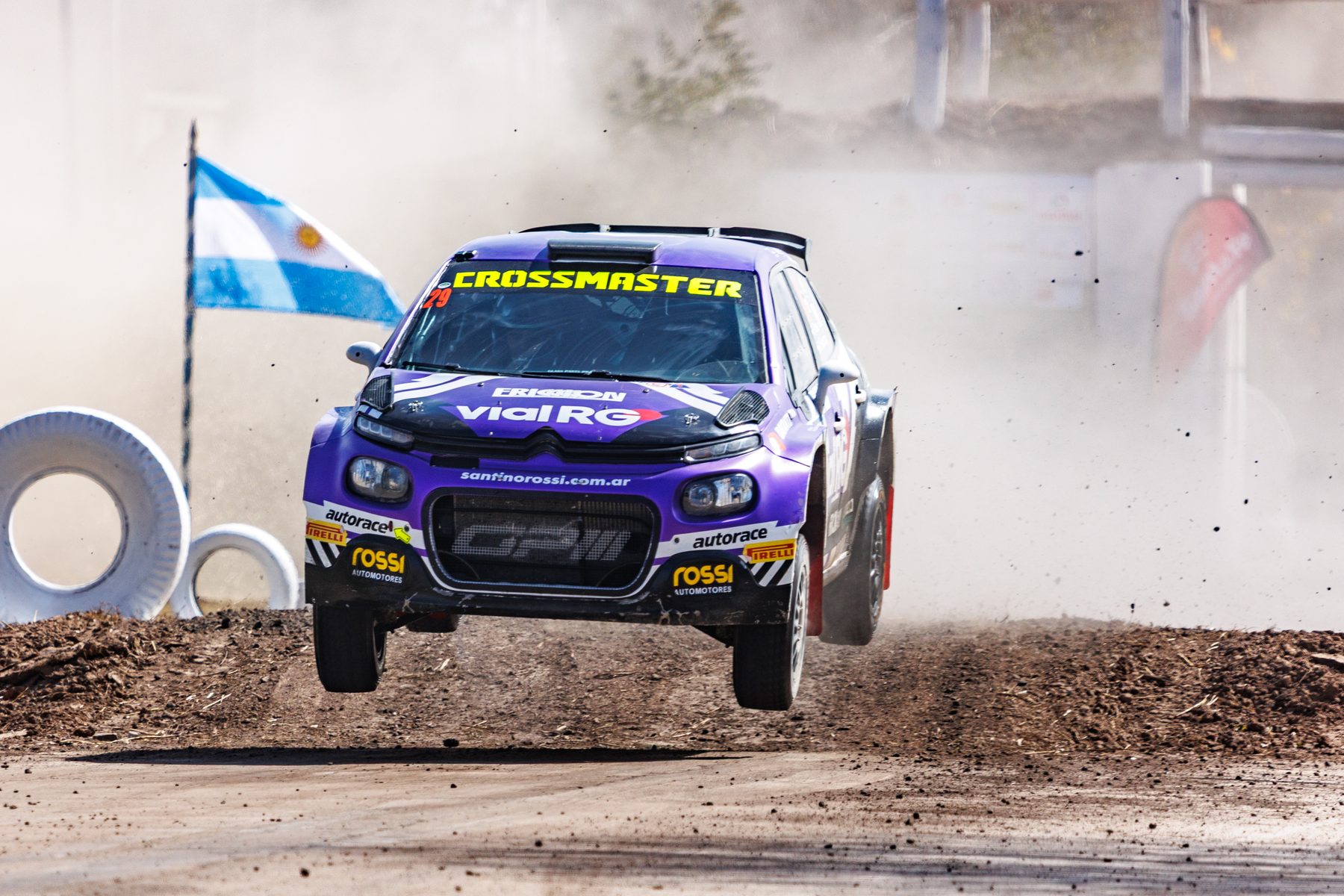 El C3 Rally2 en el salto del superespecial con la bandera argentina