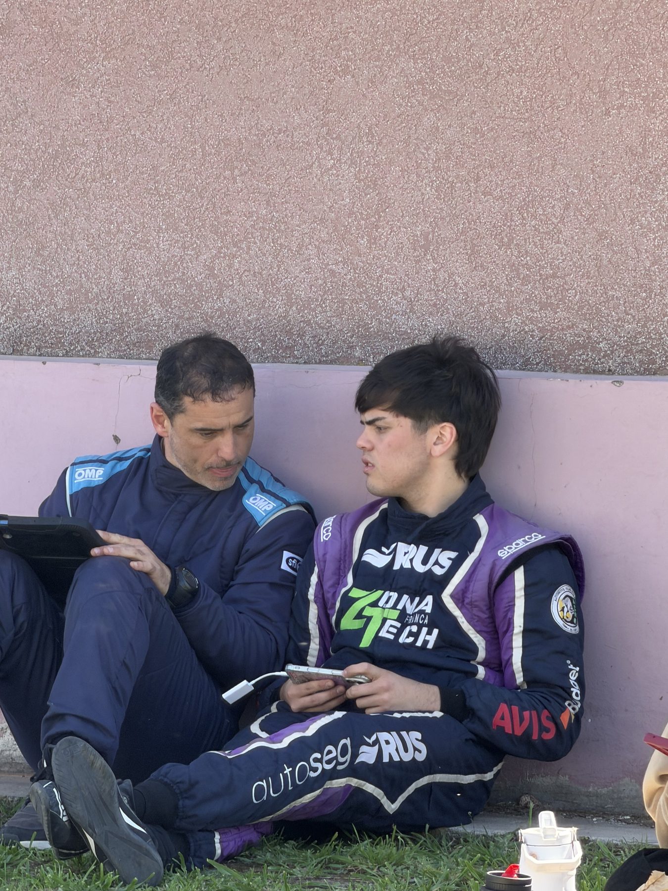 Santino Rossi y Martin Baucero repasando notas entre tramos